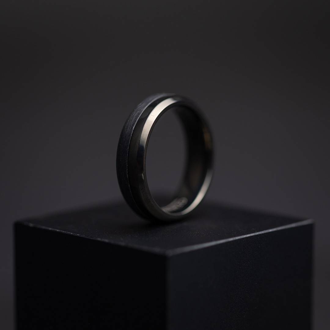 BAGUE ASTRUM BLACK TITANE ET CARBONE